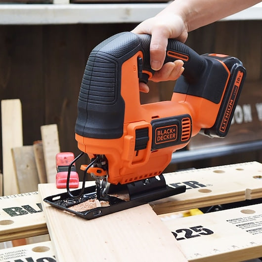 Sierra caladora de péndulo inalámbrica Black&Decker (BDCJS18-QW) de 18 V