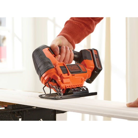 Sierra caladora de péndulo inalámbrica Black&Decker (BDCJS18-QW) de 18 V