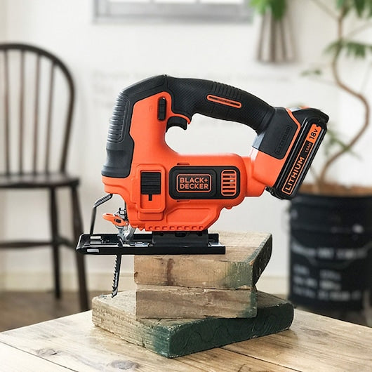 Sierra caladora de péndulo inalámbrica Black&Decker (BDCJS18-QW) de 18 V