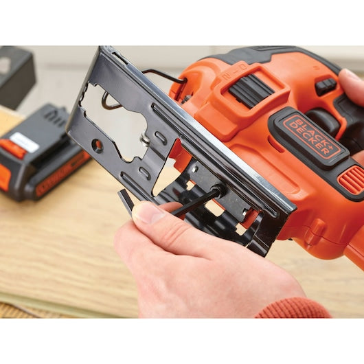 Sierra caladora de péndulo inalámbrica Black&Decker (BDCJS18-QW) de 18 V