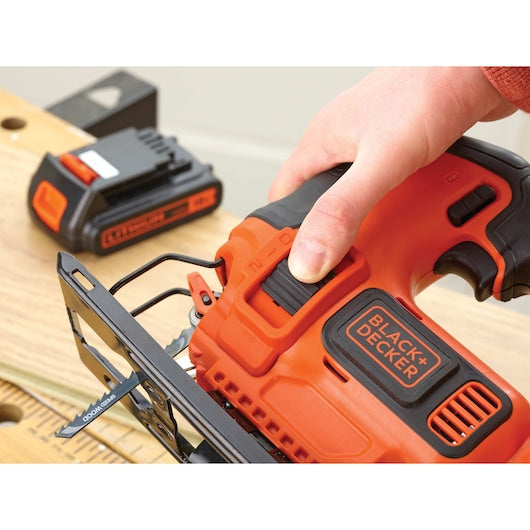 Sierra caladora de péndulo inalámbrica Black&Decker (BDCJS18-QW) de 18 V