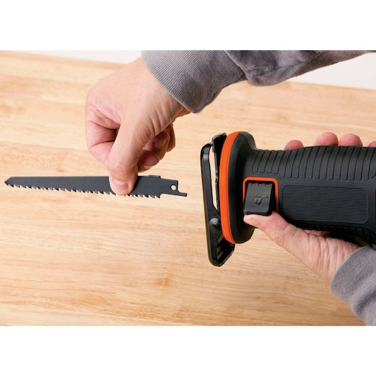 Sierra recíproca inalámbrica Black&Decker (BDCR18N-XJ) de 18 V con hoja de 150 mm