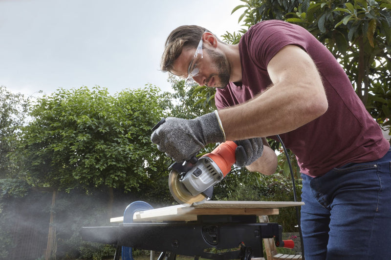 Black&Decker (BEG010-QS) Mini Grinder 710W 115mm with restart protection and 2-position side handle