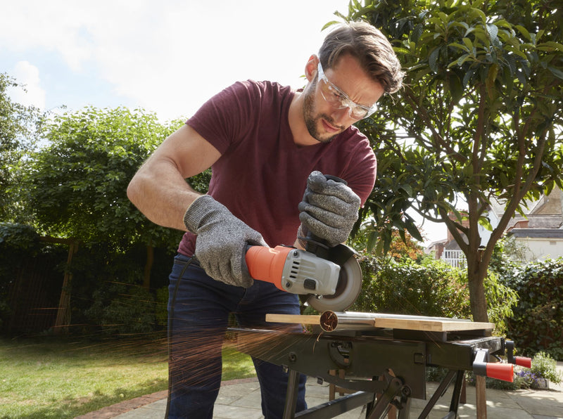 Black&Decker (BEG010-QS) Mini Grinder 710W 115mm with restart protection and 2-position side handle