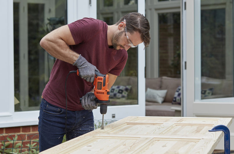 Taladro percutor Black&amp;Decker (BEH200-QS) de 500 W, portabrocas de 13 mm, 0-2900 rpm, 49300 ipm. Incluye empuñadura lateral.