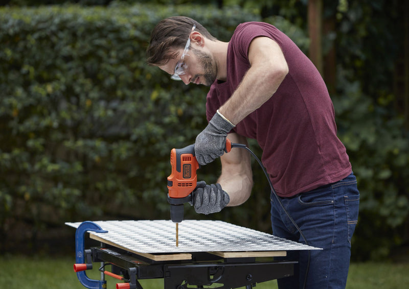 Taladro percutor Black&amp;Decker (BEH200-QS) de 500 W, portabrocas de 13 mm, 0-2900 rpm, 49300 ipm. Incluye empuñadura lateral.