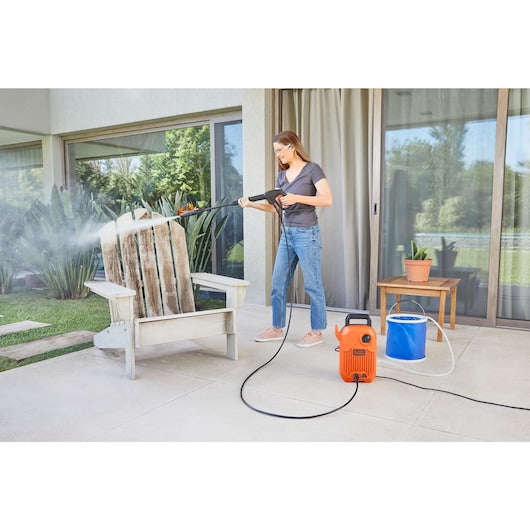 Lavadora de alta pressão compacta com fio Black&Decker (BEPW1300-B5)