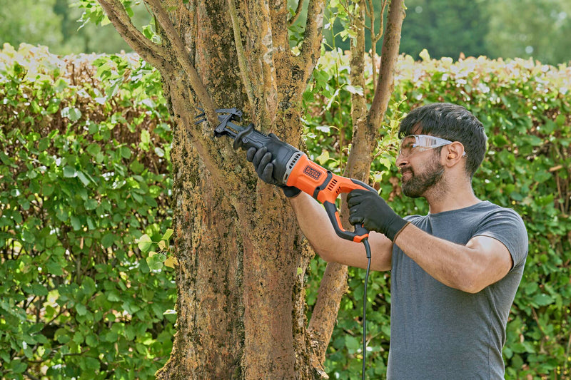 Black&Decker (BES301-QS) 750W Reciprocating Saw, variable speed, 20mm stroke. With 1 wood blade, 1 metal blade, and branch holder.