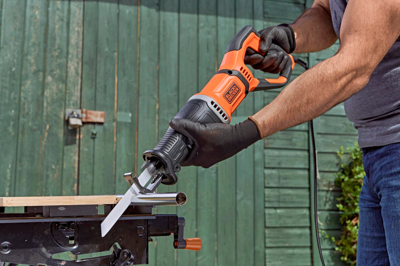 Black&Decker (BES301-QS) 750W Reciprocating Saw, variable speed, 20mm stroke. With 1 wood blade, 1 metal blade, and branch holder.