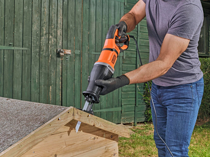 Black&Decker (BES301-QS) 750W Reciprocating Saw, variable speed, 20mm stroke. With 1 wood blade, 1 metal blade, and branch holder.