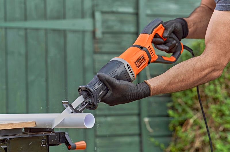 Black&Decker (BES301-QS) 750W Reciprocating Saw, variable speed, 20mm stroke. With 1 wood blade, 1 metal blade, and branch holder.