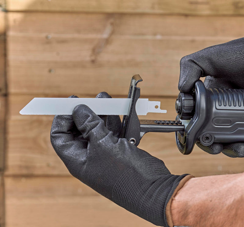 Black&Decker (BES301-QS) 750W Reciprocating Saw, variable speed, 20mm stroke. With 1 wood blade, 1 metal blade, and branch holder.