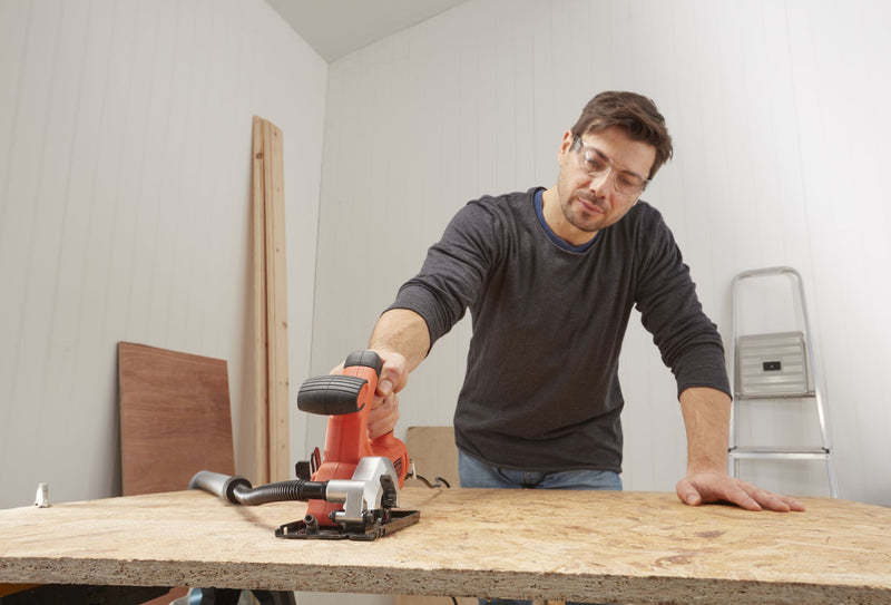 Black&Decker (BES510-QS) 400W 85mm Mini Circular Saw. Includes one 24T 8mm TCT blade, one 44T 85mm HSS blade, and a side guide.