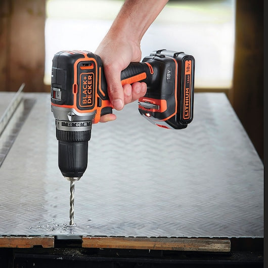 Berbequim/Aparafusadora sem fio Black&Decker (BL186N-XJ) 18V com motor sem escova e 2 velocidades