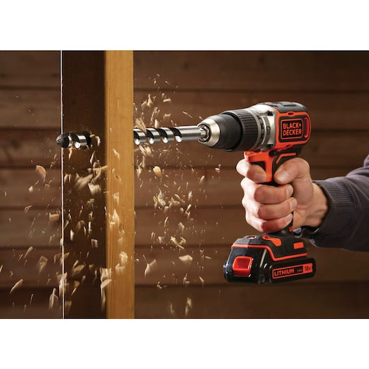 Berbequim de impacto sem fio Black&Decker (BL188K-QW) 18V com motor sem escova, 2 velocidades, bateria de 1,5Ah e carregador de 400mA em caixa de kit.