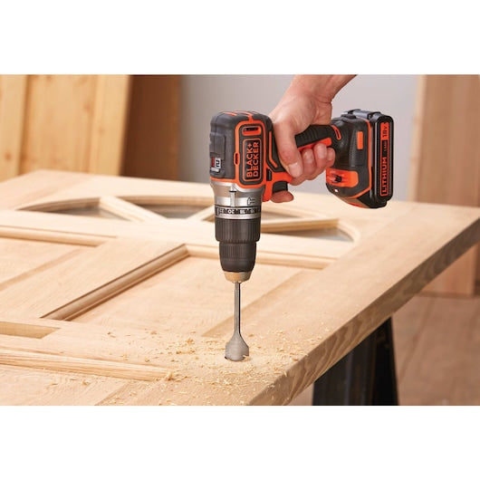 Berbequim de impacto sem fio Black&Decker (BL188K-QW) 18V com motor sem escova, 2 velocidades, bateria de 1,5Ah e carregador de 400mA em caixa de kit.