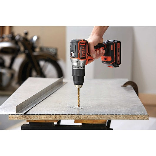 Berbequim de impacto sem fio Black&Decker (BL188K-QW) 18V com motor sem escova, 2 velocidades, bateria de 1,5Ah e carregador de 400mA em caixa de kit.