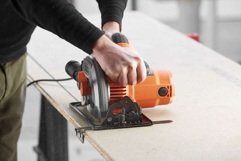Black&Decker (CS1550-QS) Circular Saw 1,500W 190mm, cutting depth 66mm, bevel 0 - 45°, 1 TCT disc 190mm, side guide