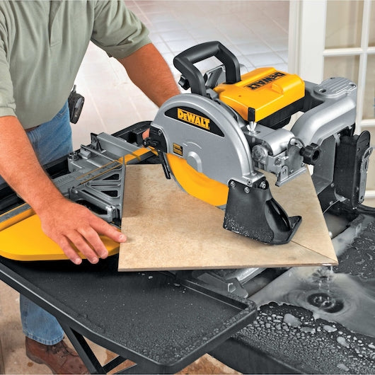 Serra para azulejos Dewalt (D24000-QS) de 1600 W com mesa deslizante de 250 mm