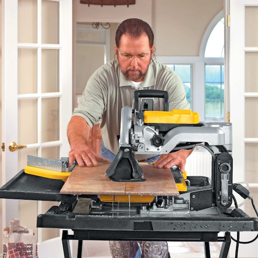 Serra para azulejos Dewalt (D24000-QS) de 1600 W com mesa deslizante de 250 mm