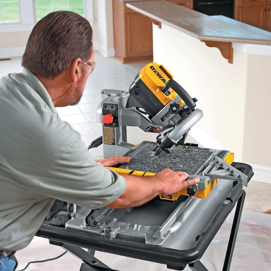 Serra para azulejos Dewalt (D24000-QS) de 1600 W com mesa deslizante de 250 mm