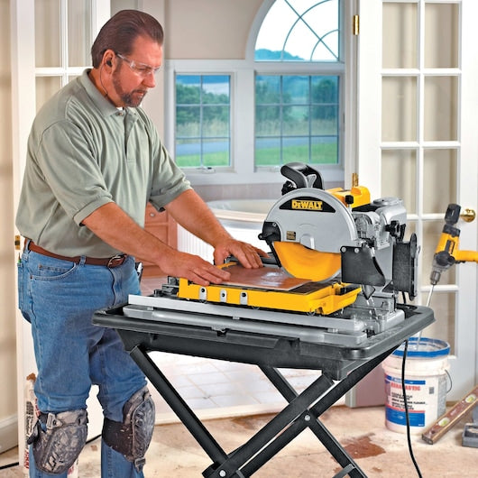 Serra para azulejos Dewalt (D24000-QS) de 1600 W com mesa deslizante de 250 mm