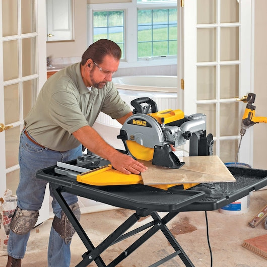 Serra para azulejos Dewalt (D24000-QS) de 1600 W com mesa deslizante de 250 mm