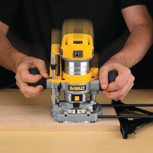 Tupia de imersão Dewalt (D26203-QS) 900W 8mm 1/4"
