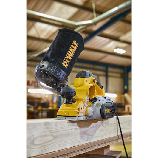 Plainadora Dewalt (D26500K-QS) 1050W
