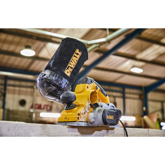 Plainadora Dewalt (D26500K-QS) 1050W