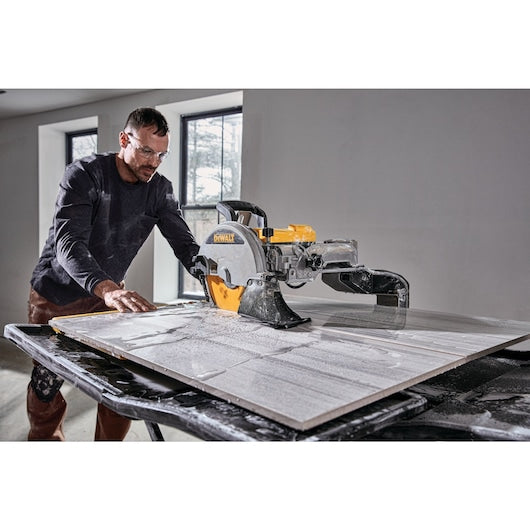 Serra para azulejos Dewalt (D36000-QS) de 1600 W com mesa deslizante de grande capacidade e 250 mm.