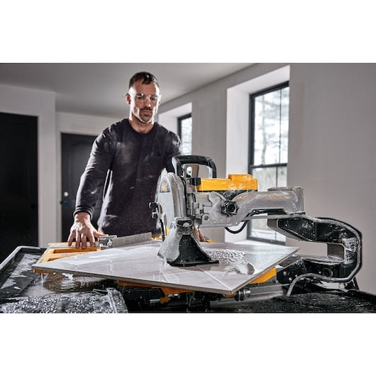 Serra para azulejos Dewalt (D36000-QS) de 1600 W com mesa deslizante de grande capacidade e 250 mm.