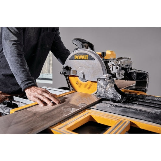 Serra para azulejos Dewalt (D36000-QS) de 1600 W com mesa deslizante de grande capacidade e 250 mm.