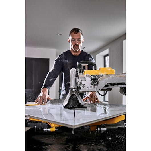Serra para azulejos Dewalt (D36000-QS) de 1600 W com mesa deslizante de grande capacidade e 250 mm.