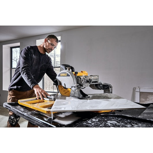 Serra para azulejos Dewalt (D36000-QS) de 1600 W com mesa deslizante de grande capacidade e 250 mm.