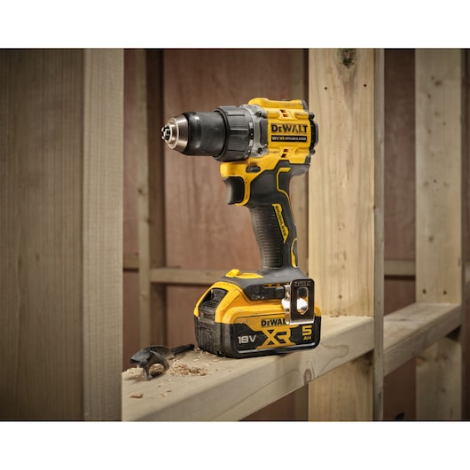 Furadeira/Parafusadeira Compacta Dewalt (DCD794P2T-QW) 18V XR® sem Escovas - 2 x 5Ah