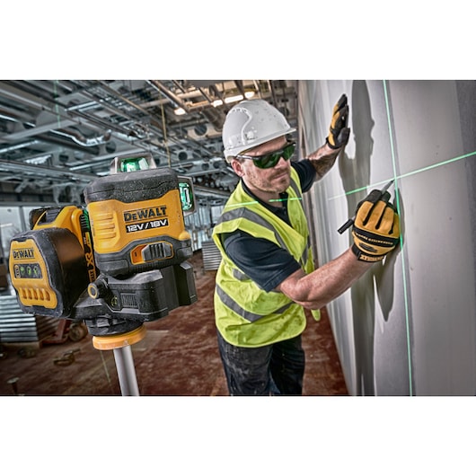 Laser Dewalt (DCE089NG18-XJ) 12V/18V XR® com feixe cruzado de 3 x 360° e cor verde - Somente a ferramenta