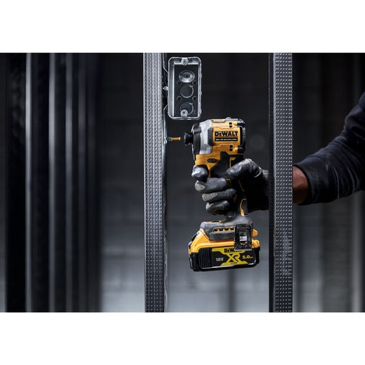 Aparafusadora de Impacto Compacta 18V XR®  1/4" + 2x5.0Ah Dewalt (DCF850P2T-QW)