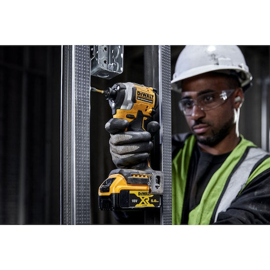 Aparafusadora de Impacto Compacta 18V XR®  1/4" + 2x5.0Ah Dewalt (DCF850P2T-QW)