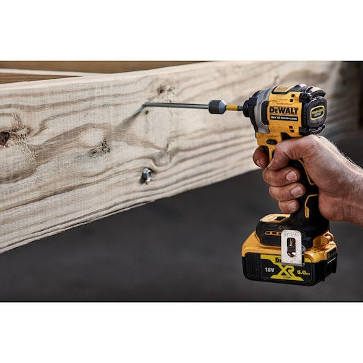 Aparafusadora de Impacto Compacta 18V XR®  1/4" + 2x5.0Ah Dewalt (DCF850P2T-QW)