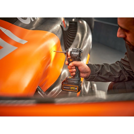 Dewalt (DCF85MM1T-QW) DEWALT® x McLaren F1 Team 18V XR® Brushless 1/4" Impact Driver - 1 x 4Ah
