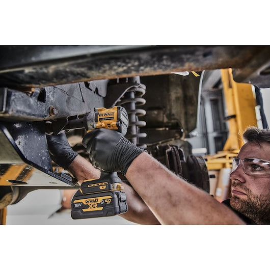 Dewalt (DCF921P2G-QW) 18V XR® Brushless 1/2" Hog Ring Compact Impact Wrench - 2 x 5Ah