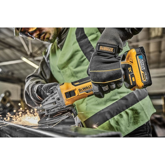 Esmerilhadeira angular Dewalt (DCG405H2T-QW) 18V XR® sem escovas, 125 mm, com interruptor tipo alavanca - 2 baterias POWERSTACK de 5 Ah