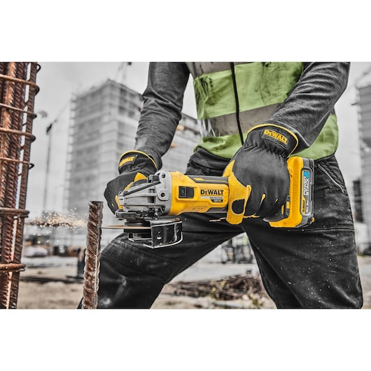 Esmerilhadeira angular Dewalt (DCG405H2T-QW) 18V XR® sem escovas, 125 mm, com interruptor tipo alavanca - 2 baterias POWERSTACK de 5 Ah
