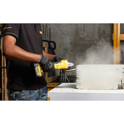 Amoladora angular Dewalt (DCG405P2-QW) XR® de 18 V sin escobillas, 125 mm, con interruptor de paleta - 2 x 5 Ah