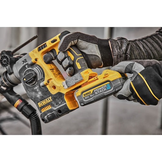 Furadeira de impacto Dewalt (DCH273H2T-QW) 18V XR® sem escova, 24 mm, SDS-plus® - 2 baterias POWERSTACK de 5 Ah
