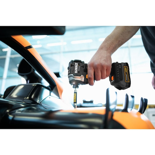 Dewalt (DCK200ME2GT-QW) McLaren/DeWalt Edición Limitada - Kit doble sin escobillas XR de 18 V con 2 baterías GFN PowerStack de 1,7 Ah