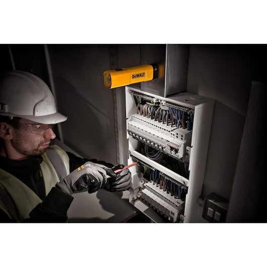 Lanterna LED recarregável USB-C Dewalt (DCL183-XJ)