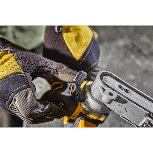 Lima de cinta sem escova Dewalt (DCM200N-XJ) 18V XR® - Somente a ferramenta