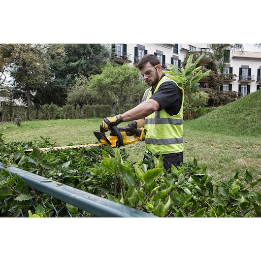 Cortador de sebes Dewalt (DCM563P1-QW) 18V XR® de 55 cm (espaçamento da lâmina de 19 mm) - 1 bateria de 5 Ah